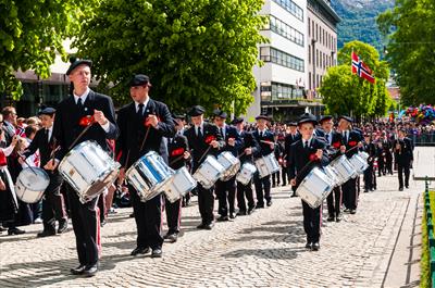 Buekorps i 17. mai toget i Bergen