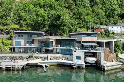 Moderne luksusresort ved Hardangerfjorden med spektakulær utsikt og eigen båtplass. Perfekt for ein avslappande ferie i norsk natur.