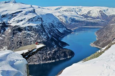 Trolltunga dekket i snø