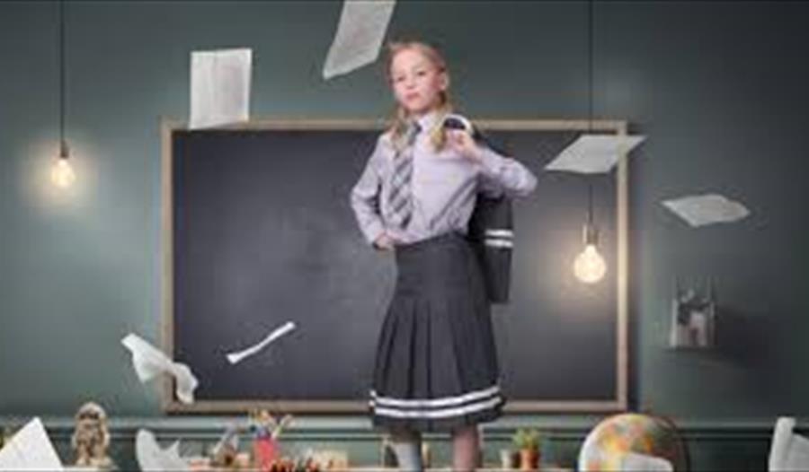 Matilda står på bordet i skoleklasse