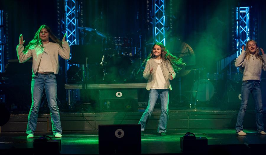 Ungene utfører på scenen