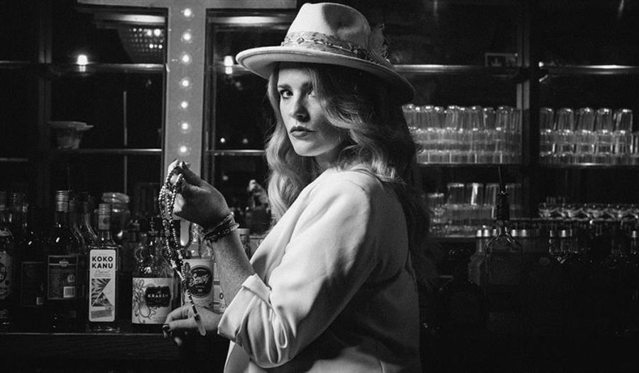 Elles Bailey i baren