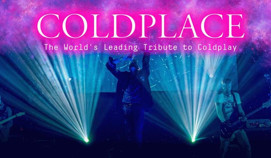 Coldplace some spiller med lysshow i bakgrunnen.