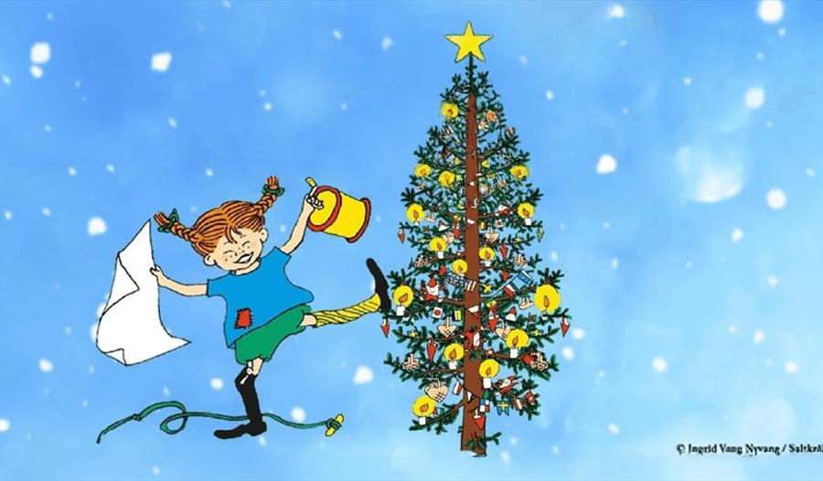 Pippi danser ved siden av juletre