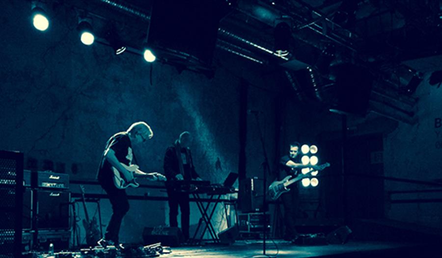 Alf Terje Hana spiller gitar på konserten