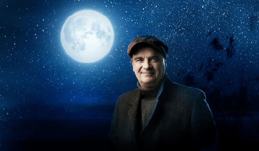 Odd René Andersen med stjernenatt som bakgrunn