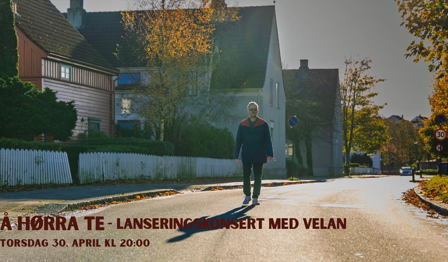 En mann går nedover gaten