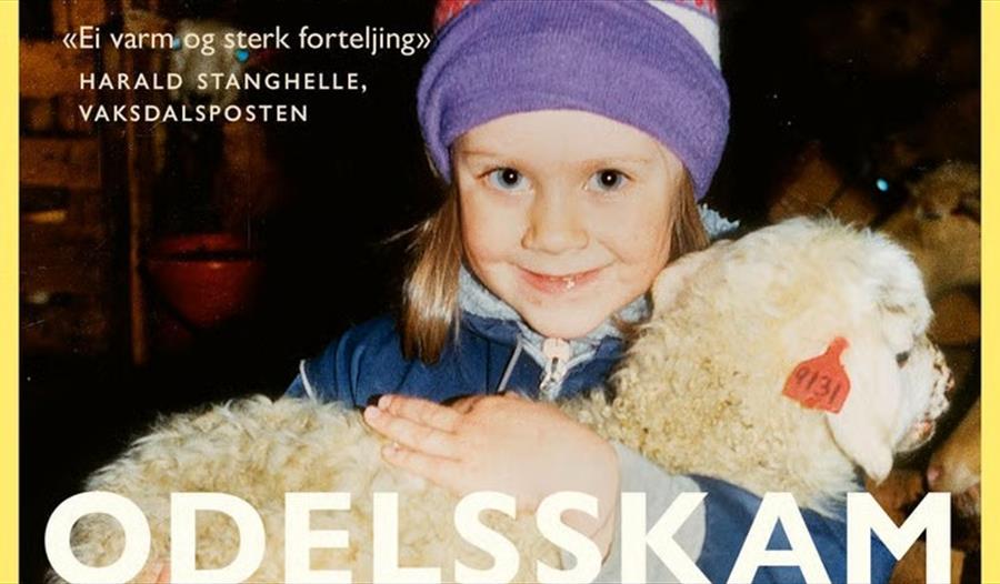 Bokomslag - Liten jente holder hvit sau