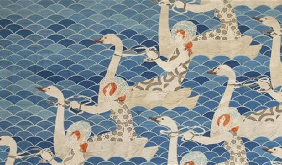 Detalj av Frida Hansens kunstverk med navnet "Sørover" med svaner