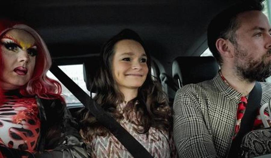 Tre mennesker på bilen - fra filmen Skeiv mamma