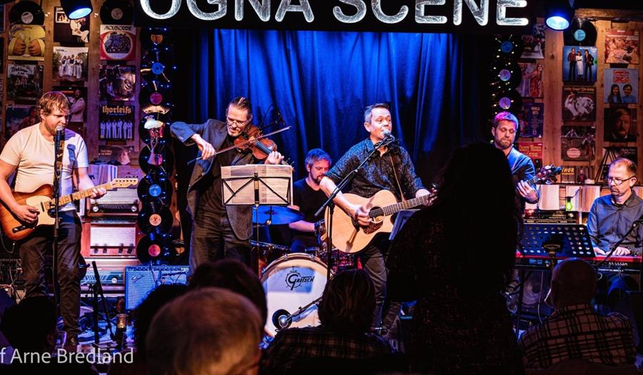 Dag & Stasjonsungane på scenen