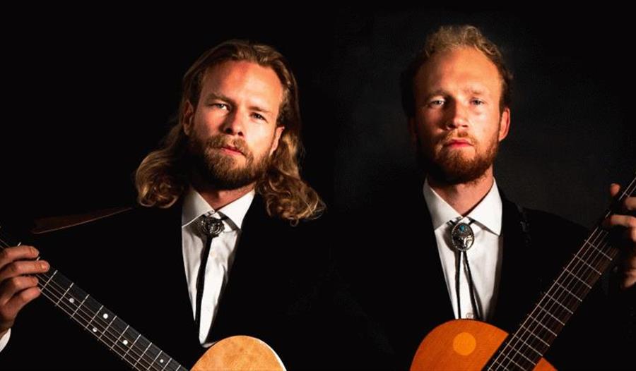 Folk Brothers (Oskar Nordbø og Edvard Borneo) med
gitarer