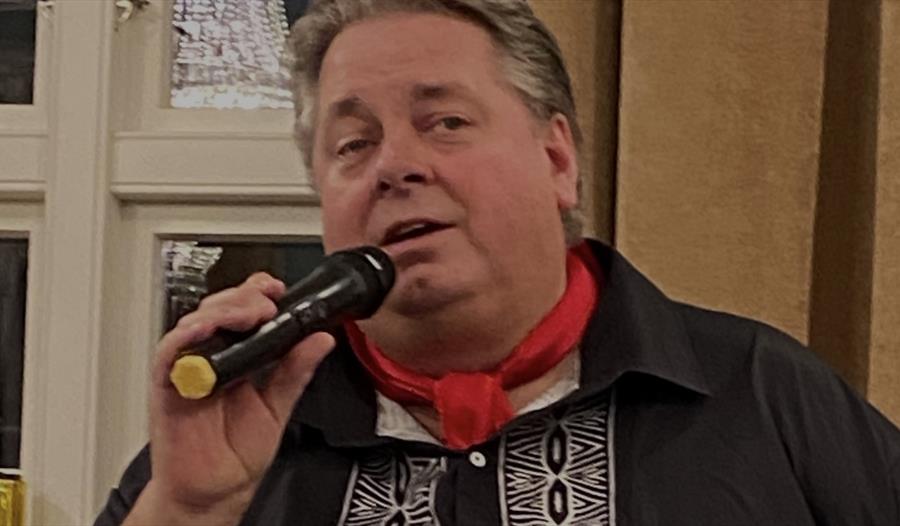 Erik Ludvigsen synger i microfonen
