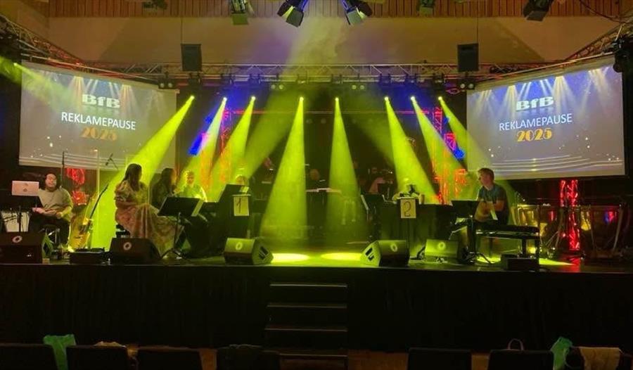 Forestilling på scenen av Bjerkreim Samfunnshus