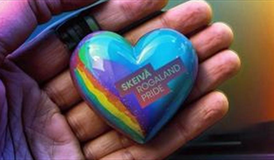 Hjerte med ordene «Skeiva Rogaland Pride» liggende på hånden