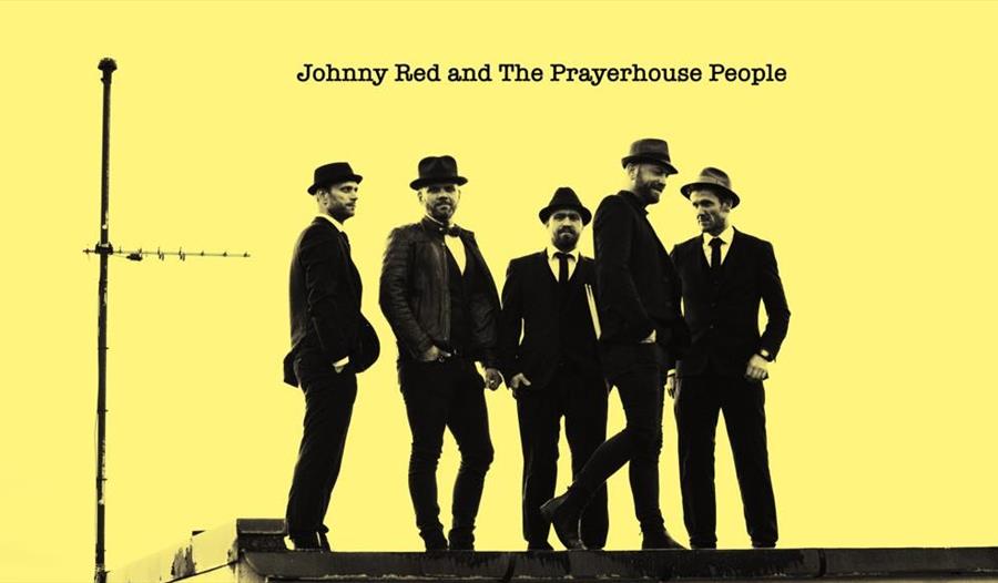 Johnny Red & The Prayerhouse People, fem mørkkledde mennene på gull bakgrunn