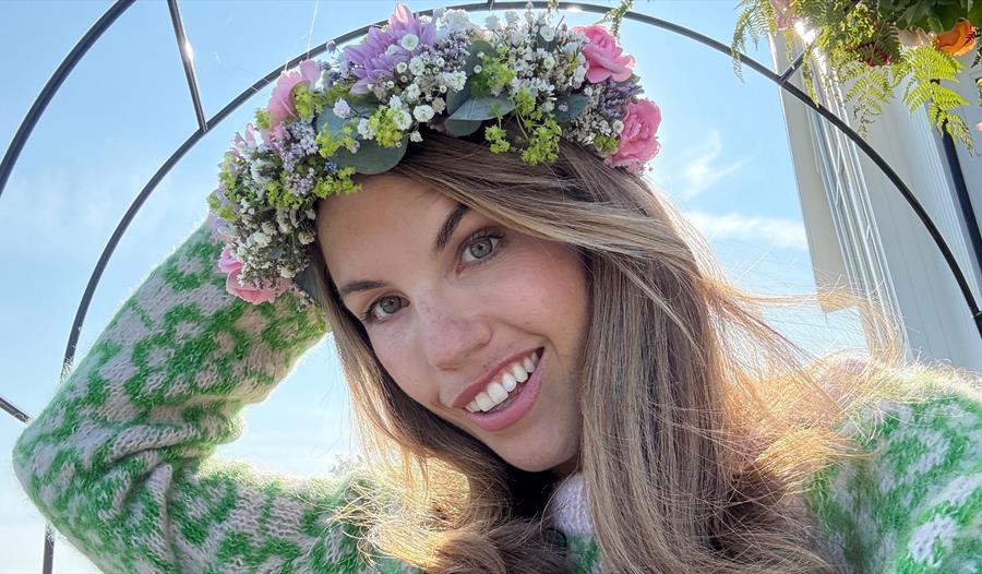 Hilde Selvikvåg med blomsterkrans