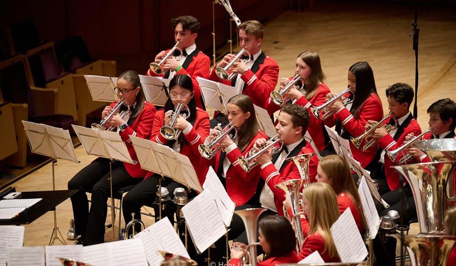 Skolekorps brass spiller på scenen
