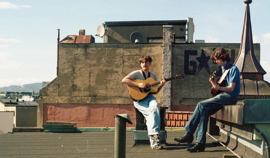 Erling Wold og Erlend Wiggen Bliksrud spiller gitar på taket