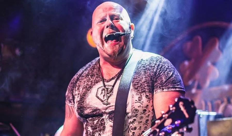 Tur-Ludvig synger og spiller gitar