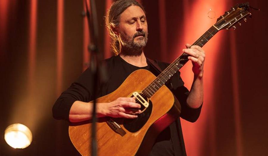 Oscar Danielson spiller gitar på konserten