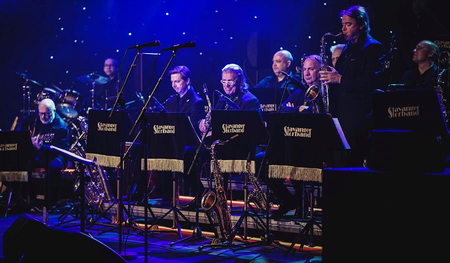 Stavanger Storband spiller på scenen