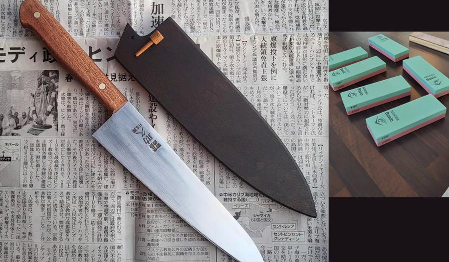 Japanske kniver ligger på avis