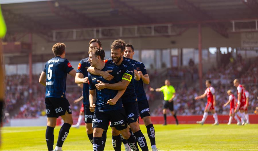 Viking fotballspillere på fotballbane