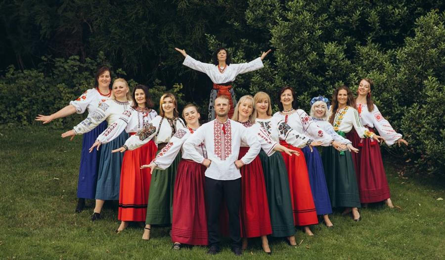 Det ukrainske koret Mirja i en lysning