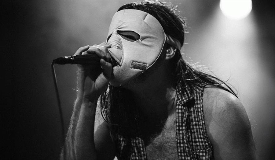 Bjørn Hellfuck i mask synger