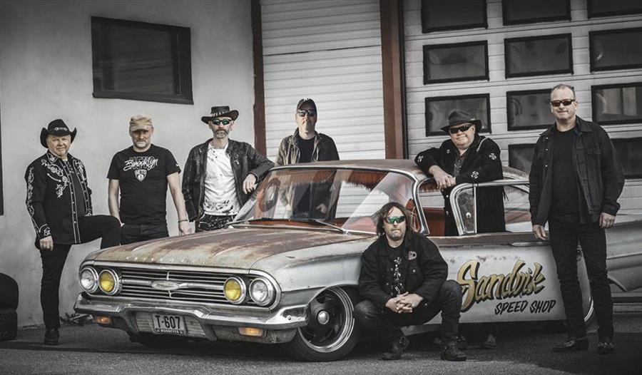 Vassendgutane står rundt veteranbil