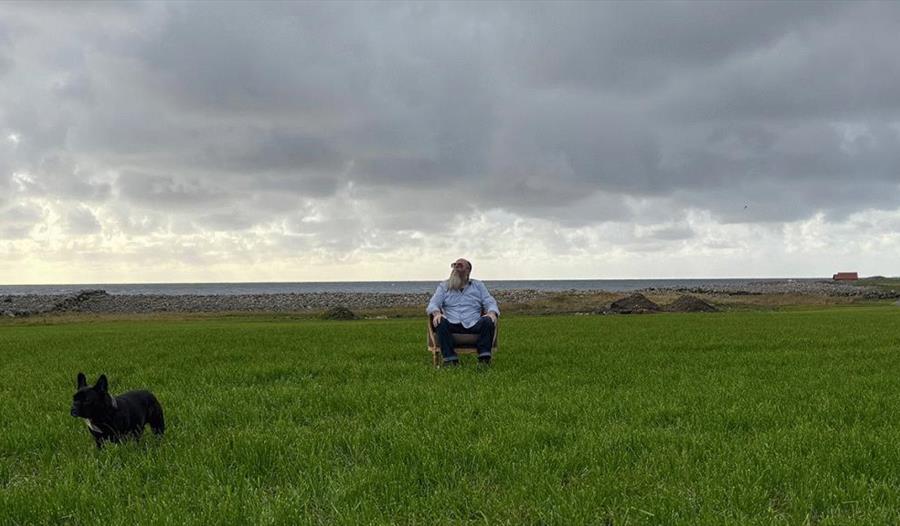 Dave Pickett sitter ute i lenestolen