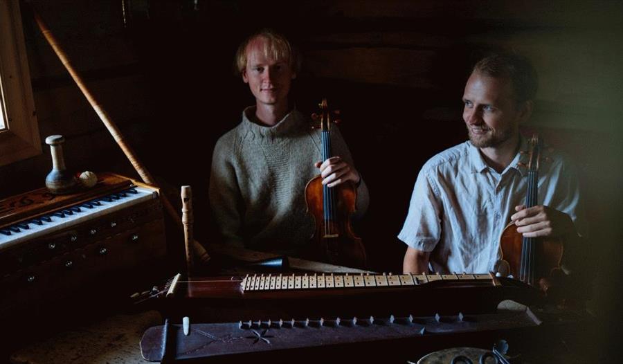 Rasmus Kjorstad og Hans P. Kjorstad med fele