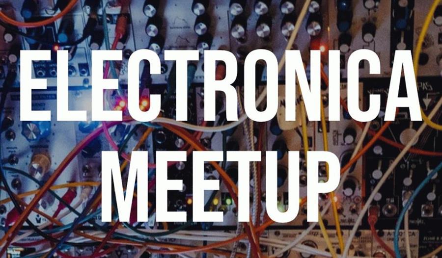 Masse ledninger og ELECTRONICA MEETUP skrevet på