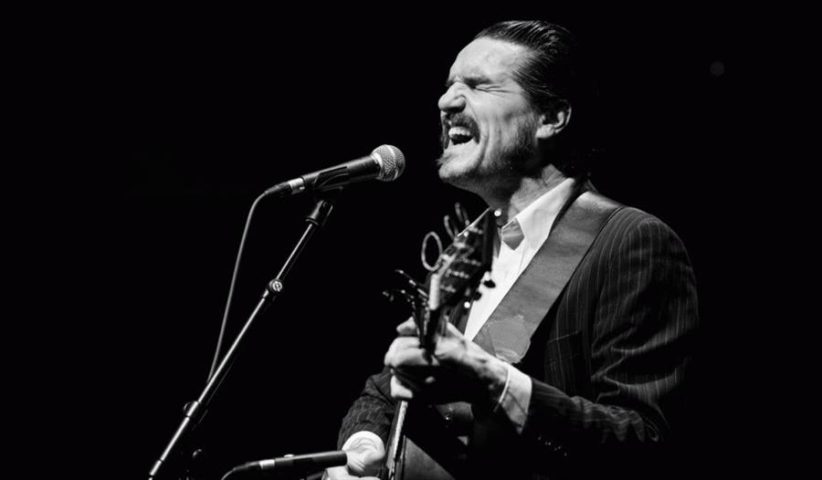 Dag Vagle synger og spiller gitar