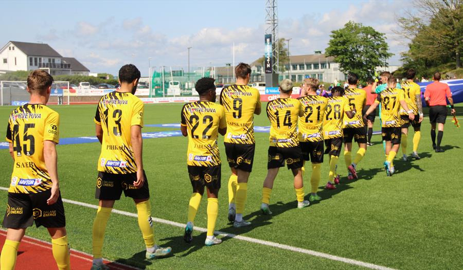 Fotballspillere på fotballbane