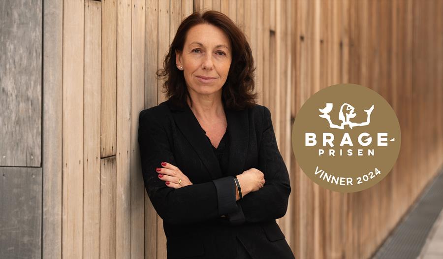 Kristina Quintano med Brage-prisens symbol