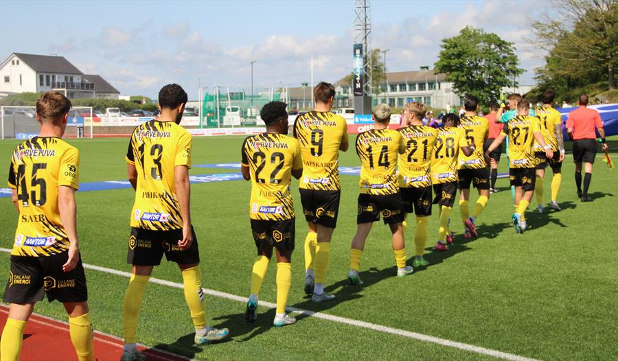 EIK fotballspillere på fotballbane