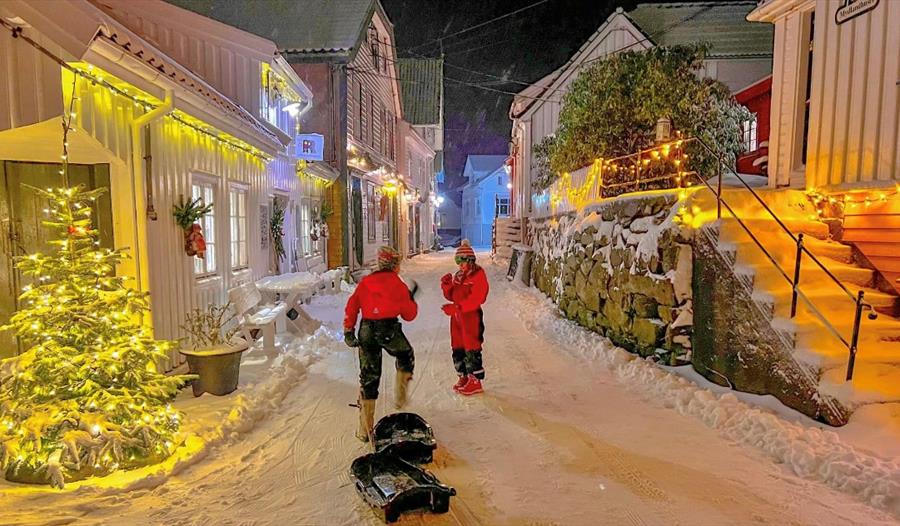 Vinter kveld på gate i Sogndalstrand
