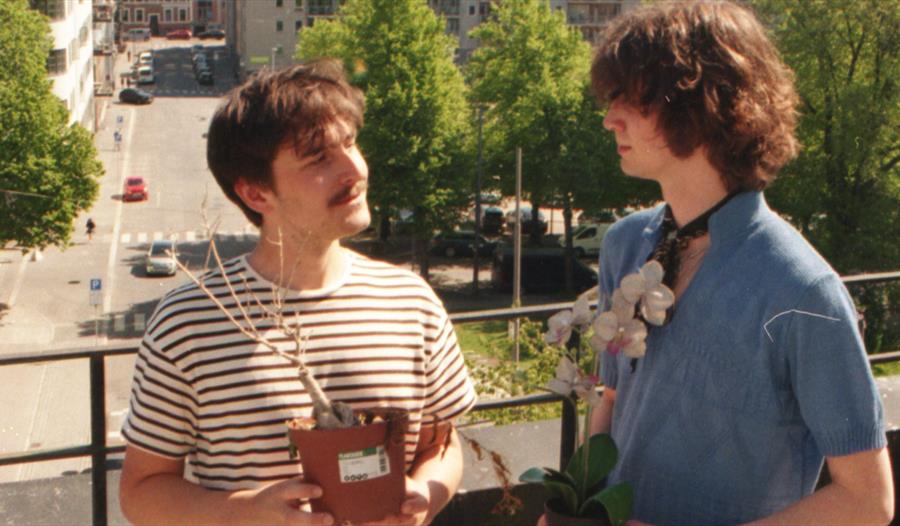 Erling Wold og Erlend Wiggen Bliksrud på balkonen