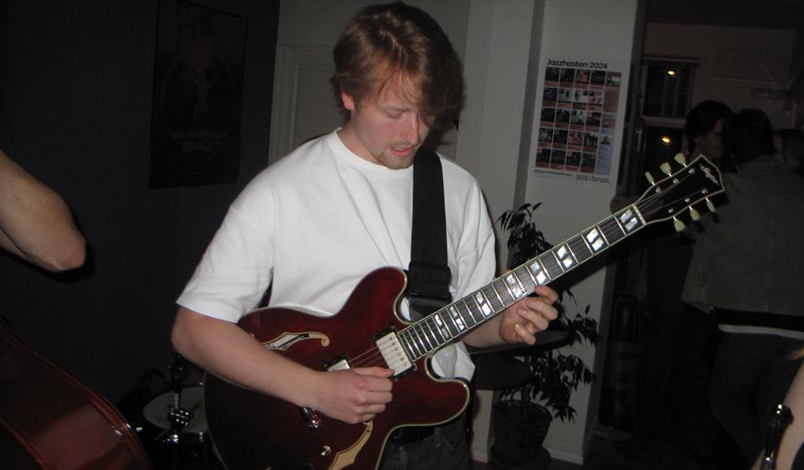 Peder Rugelsjøen spiller gitar