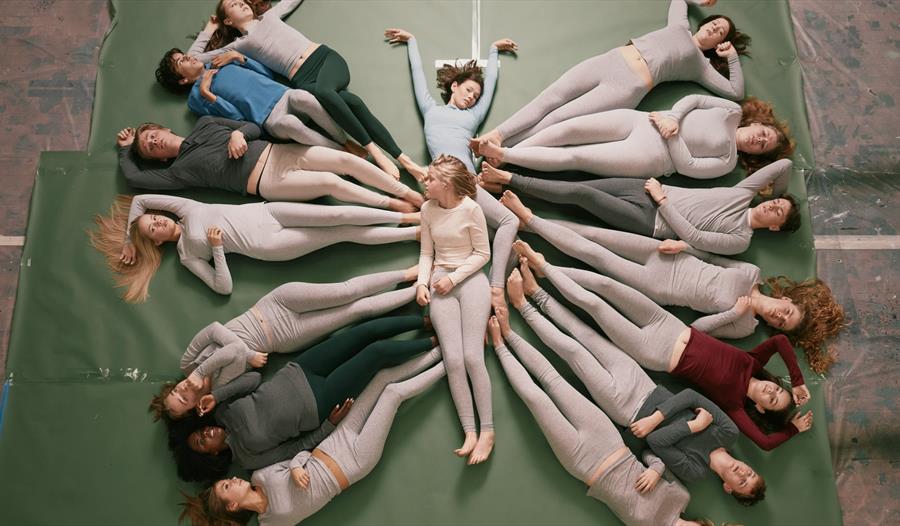 Ungdommer som ligger rundt