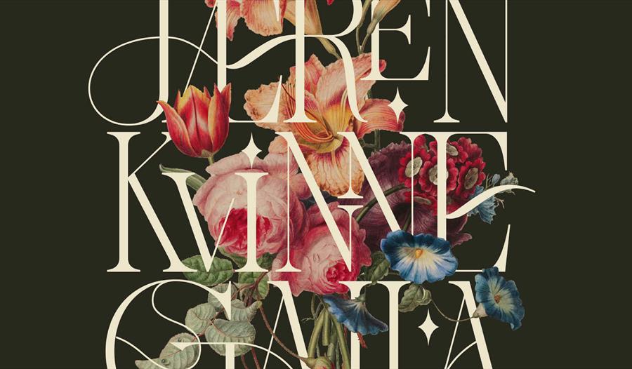 Annonse om Kvinnegalla med en blomsterbukett på svart bakgrunn