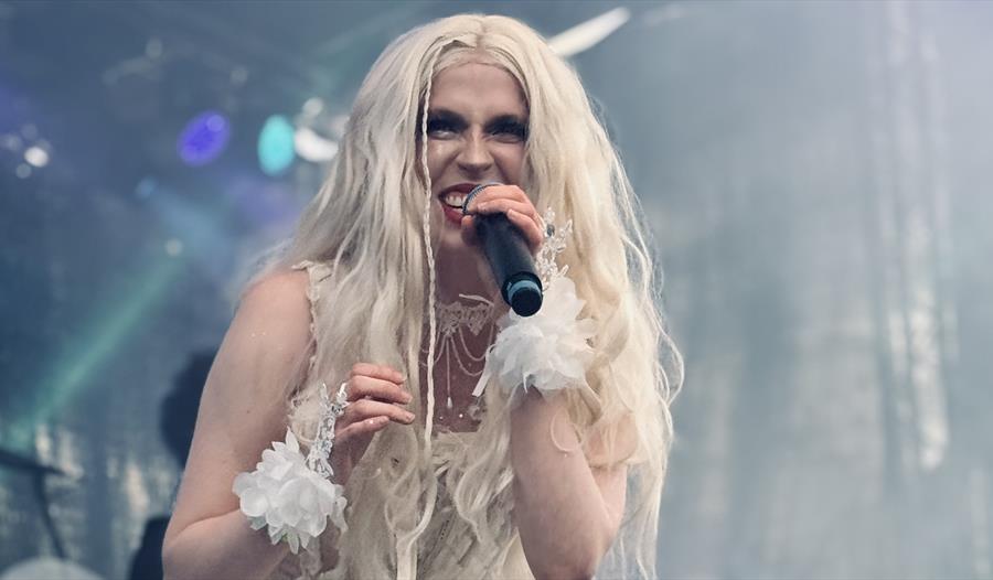 EleVina (Elina Lund) singer på konserten