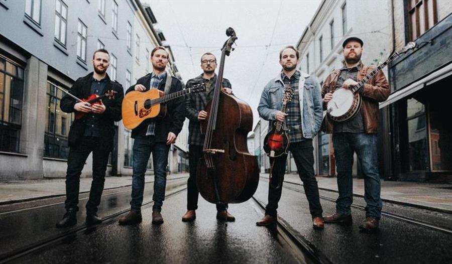 Band Strengeplukk med musikkinstrumenter står i gaten