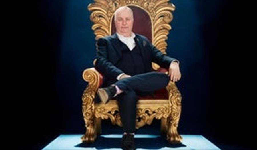 Hans Morten Hansen sitter på en gyllen trone.