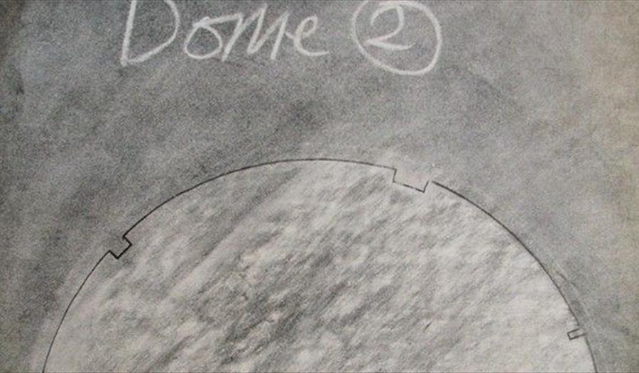 Halvsirkel med Dome 2 skrevet på