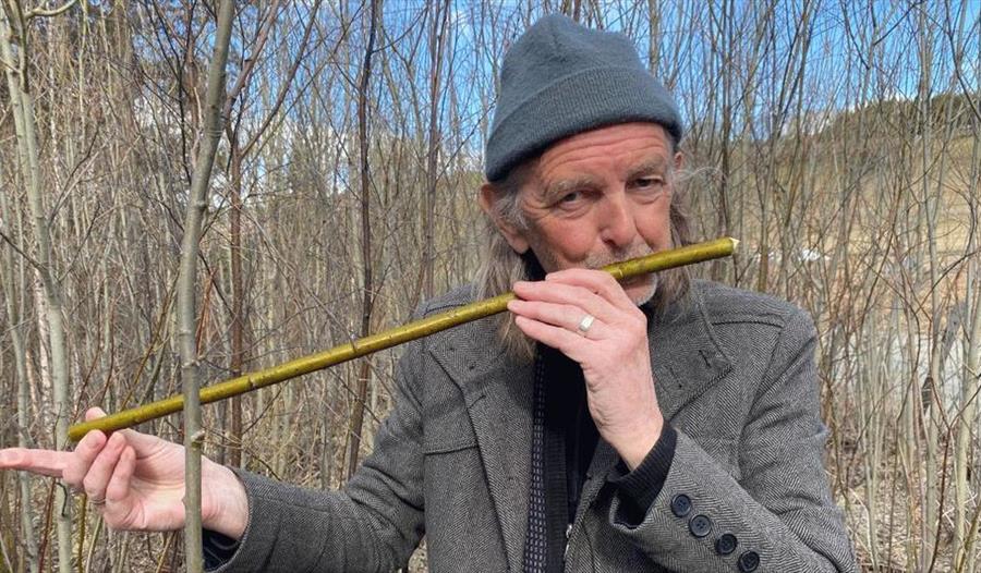 Hans Fredrik Jacobsen spiller seljefløyte