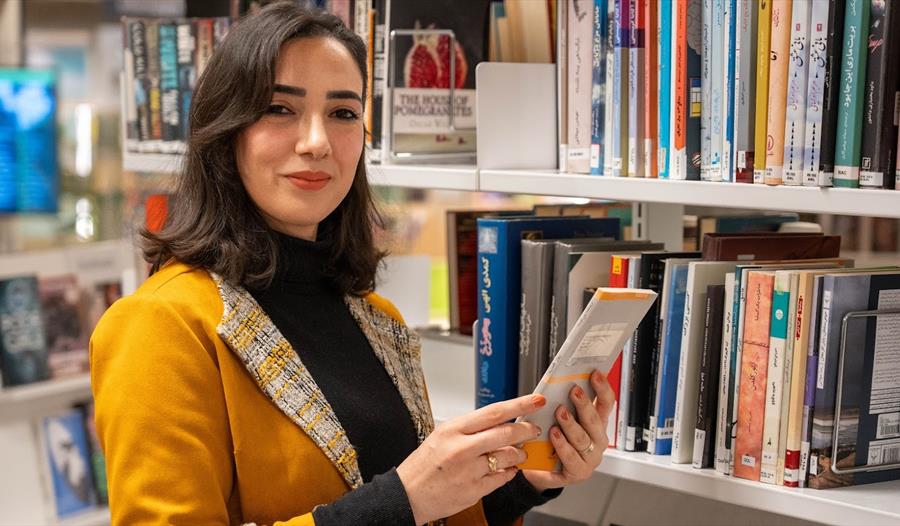 Poet Mozhgan Faramenesh på biblioteket