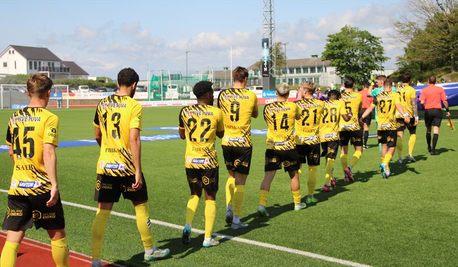 Fotballspillere fra Egersunds IK på fotballbane